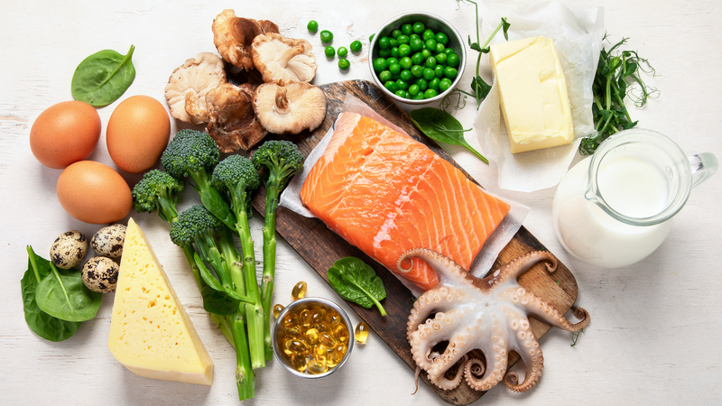 Vitamin D có trong cá béo, gan, lòng đỏ trứng, sữa, nấm và thực phẩm tăng cường, bổ sung ngoài ánh nắng