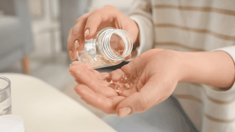 Vitamin E có tác dụng gì với phụ nữ? Nổi bật nhất là khả năng hỗ trợ làm chậm quá trình lão hóa, giúp làn da duy trì sự tươi trẻ và khỏe mạnh