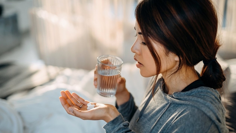 Nên uống vitamin tổng hợp trong bữa ăn
