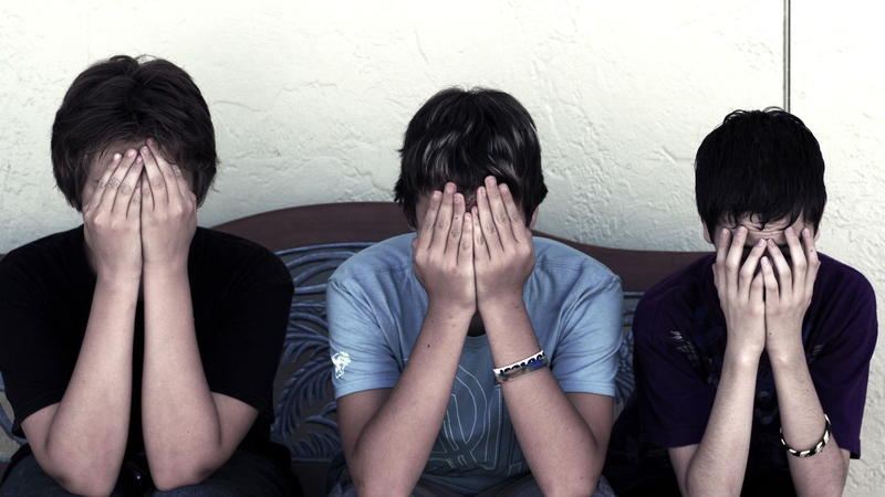 Tính tình nhút nhát, thu mình lại có thể khiến bản thân dễ rơi vào trạng thái vô cảm