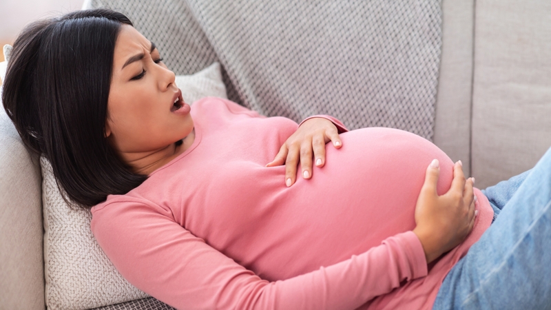 Ban đầu, mẹ sẽ cảm thấy những cơn đau bụng dưới nhẹ và cách nhau khoảng 20 - 30 phút
