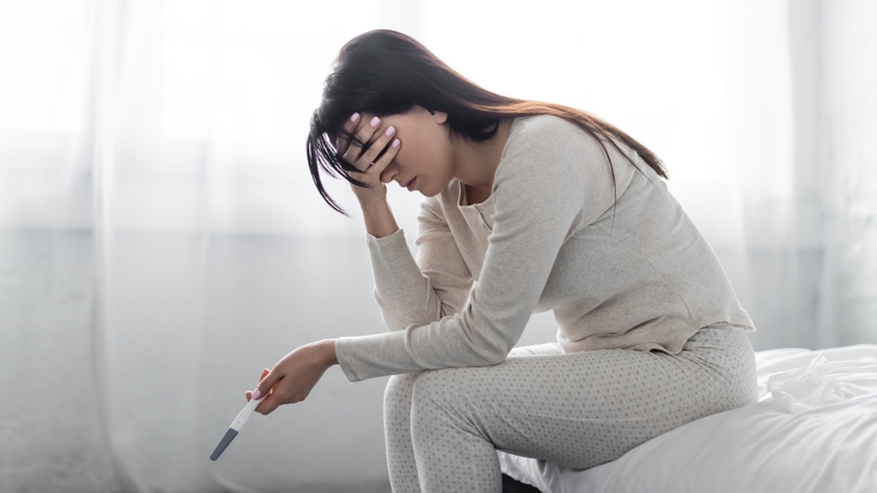 Ở nữ giới, vô sinh bẩm sinh thường bắt nguồn từ những bất thường trong cấu trúc hoặc chức năng của hệ sinh sản