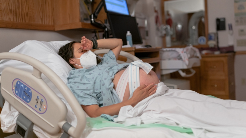 Khi nghi ngờ hoặc xác định vỡ tử cung, chỉ định mổ lấy thai khẩn cấp là bắt buộc