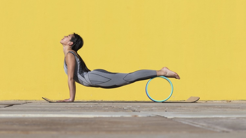 Vòng tập yoga có tác dụng gì? 5 bài tập hiệu quả với vòng tập yoga 2