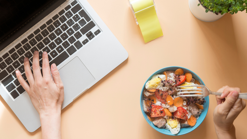 Vừa ăn vừa làm việc có sao không?