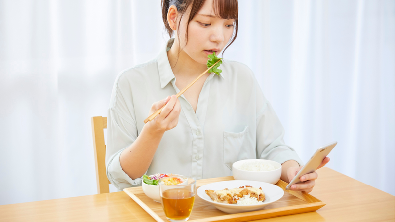 Khi bị phân tâm, bạn không kiểm soát được lượng thức ăn nạp vào