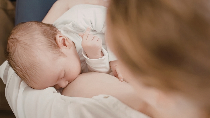 Giải đáp thắc mắc vừa bú sữa mẹ vừa bú sữa công thức có sao không