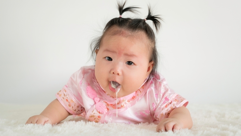 Bú kết hợp sai cách dễ làm giảm sữa mẹ, khiến trẻ bỏ bú mẹ và gặp vấn đề tiêu hóa