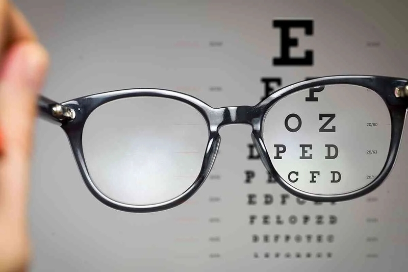 Vừa cận vừa loạn có nên đeo kính thường xuyên? 2