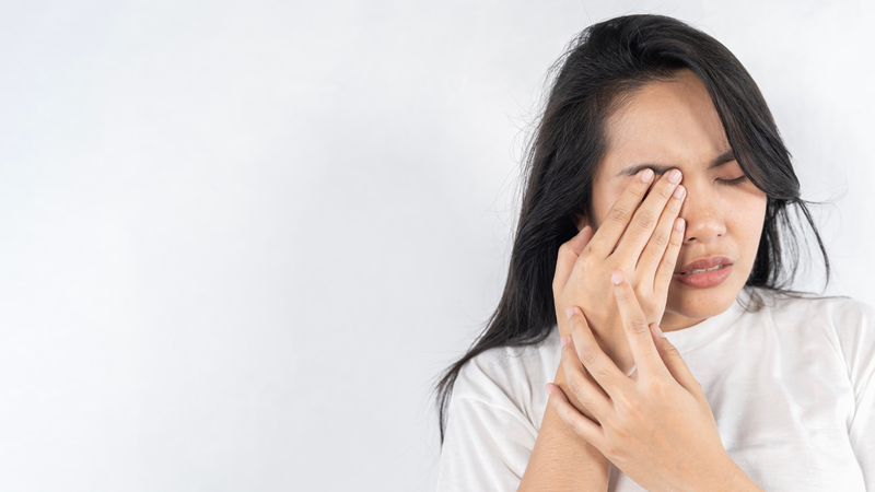 Vừa cận vừa loạn có nên đeo kính thường xuyên? 2