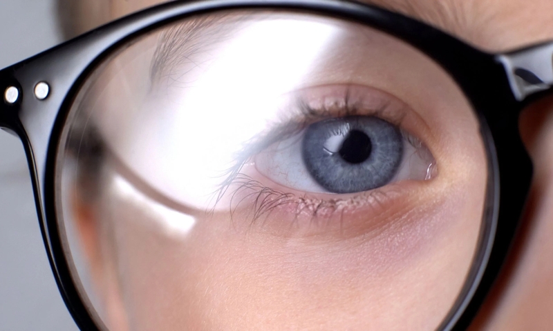 Vừa cận vừa loạn có nên đeo kính thường xuyên? 4