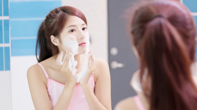 Sau khi nặn mụn, bạn nên sử dụng sữa rửa mặt dịu nhẹ