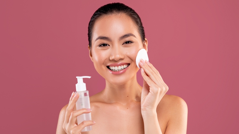 Nếu cần tẩy trang, nên đợi khoảng 24 giờ để vùng da tổn thương có thời gian ổn định hơn