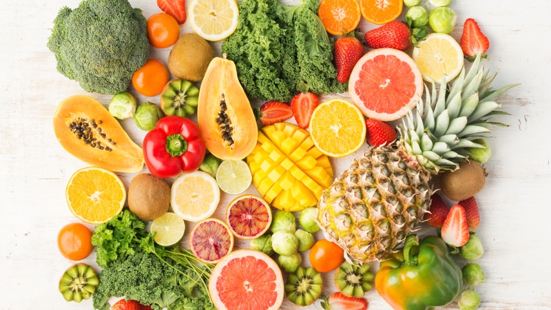 Bạn nên bổ sung nhiều rau xanh, trái cây giàu vitamin C