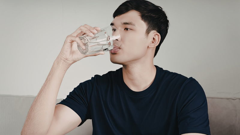 Khuyến khích người bệnh uống từ từ những ngụm nước ấm nhỏ