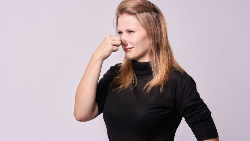 Mẹ bầu cần lưu ý khi khí hư có màu bất thường, dạng bọt, đặc quánh hoặc vón cục hay có mùi