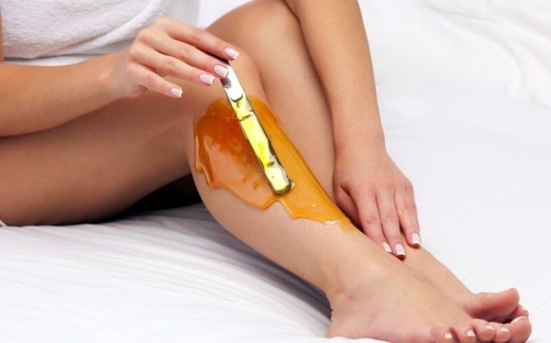 Giải đáp thắc mắc: Wax lông chân xong nên bôi gì? 1