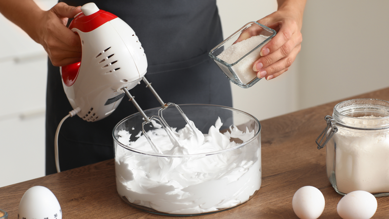 Whipping cream được sử dụng phổ biến để làm các loại bánh ngọt