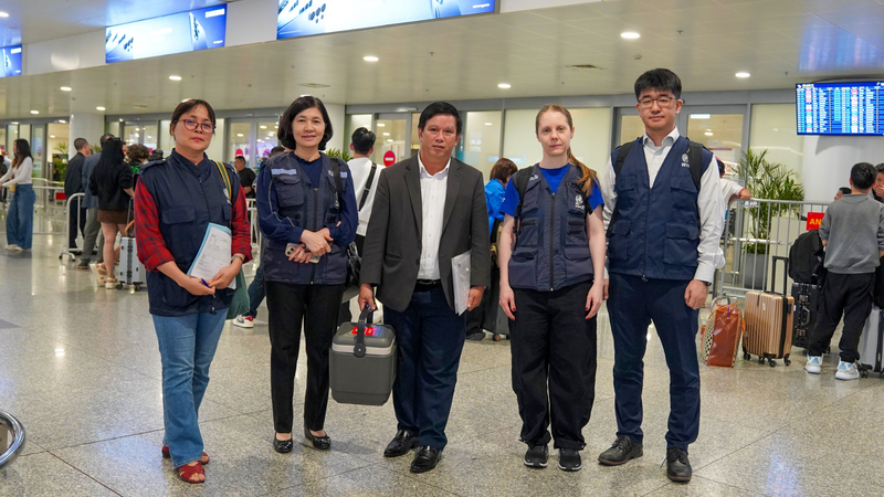 Bà Hajnalka Horvath (Bộ phận Ứng phó và Chuẩn bị Khẩn cấp Y tế của WHO) bàn giao thuốc giải độc cho đại diện của Sở Y tế Đà Nẵng và nhóm WHO Việt Nam