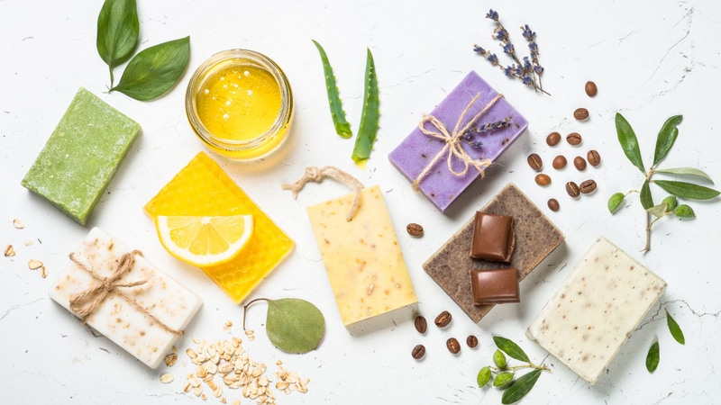 Xà phòng bánh còn bổ sung dầu dừa, dầu olive và tinh dầu thiên nhiên, giúp làm sạch nhẹ và hạn chế kích ứng