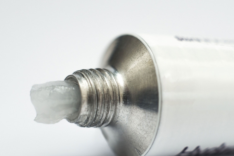 Xăm mày bao lâu thì bôi thuốc mỡ để giữ màu và tránh nhiễm trùng? 3