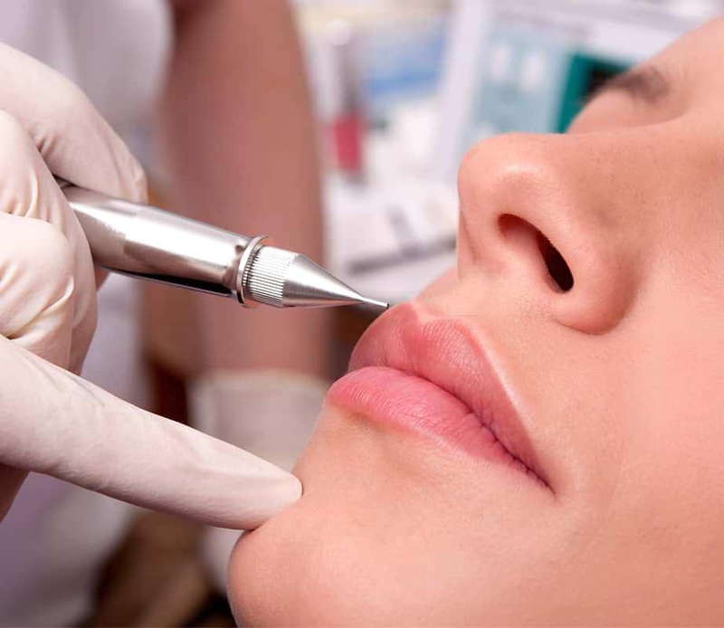 Xăm môi đau ở mức độ nhẹ