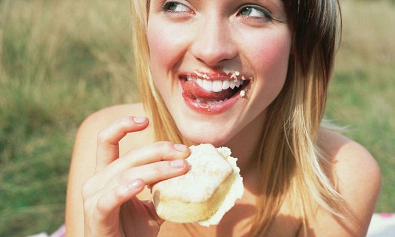 xăm môi có được ăn bánh gato không 3