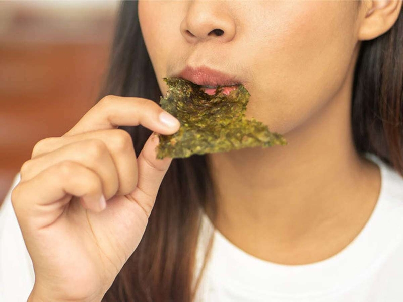 xăm môi có được ăn rong biển không 3