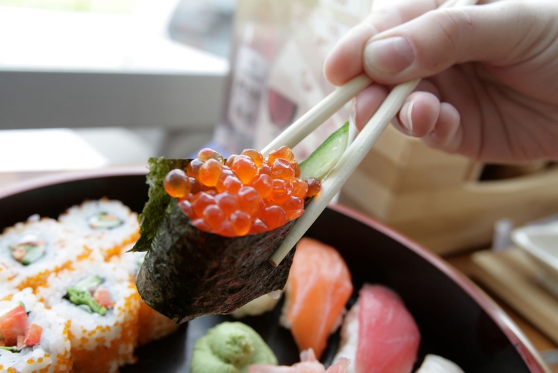 xăm môi có được ăn trứng cá không 1