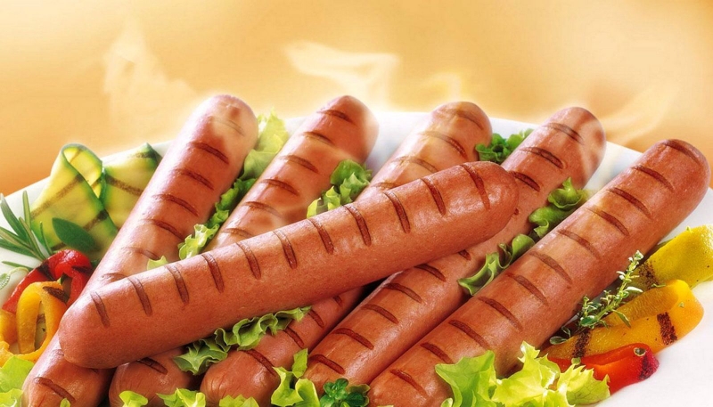 xăm môi có được ăn xúc xích không 1