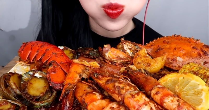 Sau khi xăm môi có cần phải kiêng hải sản không?