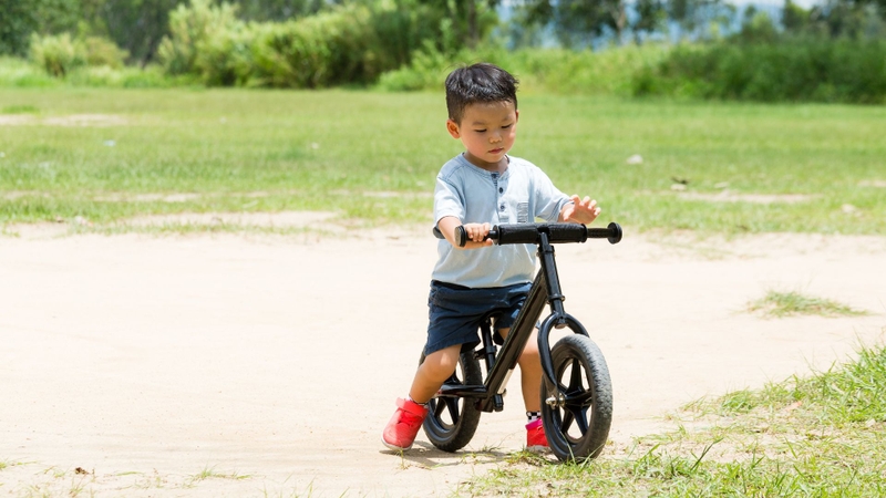 Phụ huynh nên chọn mẫu xe có yên xe phù hợp, có thể điều chỉnh phù hợp với trẻ