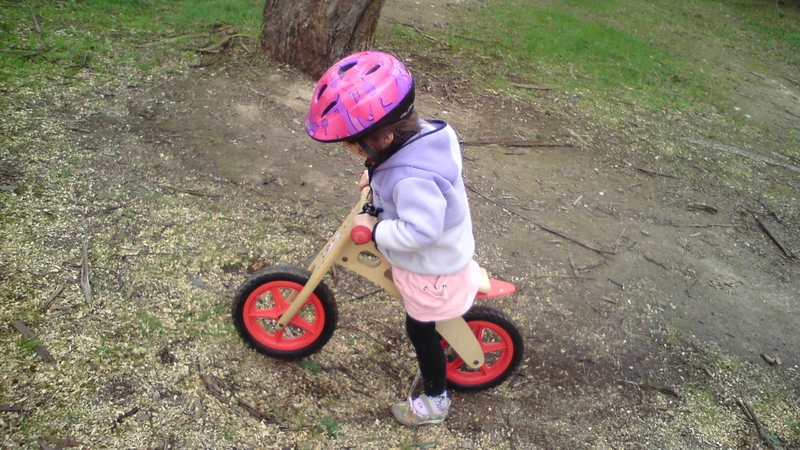 Với xe chòi chân, bé sẽ luyện được kỹ năng giữ thăng bằng, phối hợp chân tay và thân người