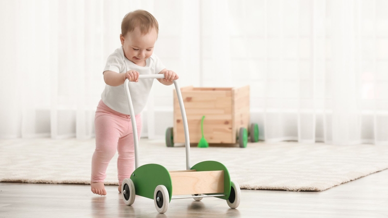 Nên đặt xe trên sàn phẳng, sạch, không trơn trượt để tránh nguy cơ ngã hoặc đổ xe