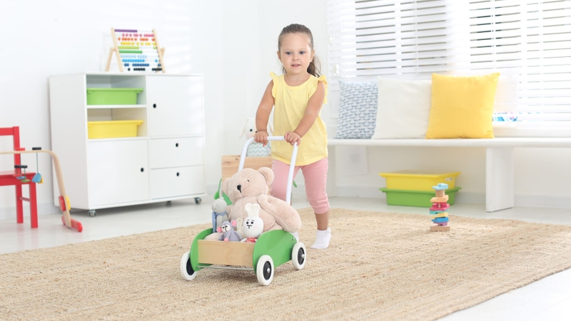 Xe tập đi làm bằng gỗ là loại xe hỗ trợ cho bé trong giai đoạn chưa đứng vững