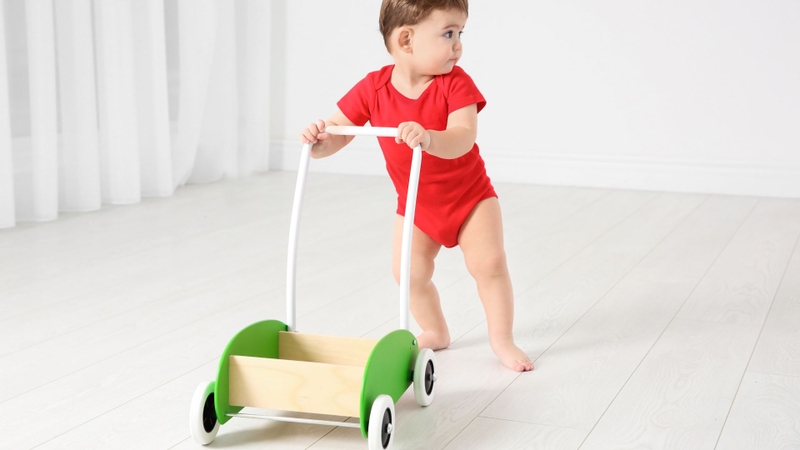 Trẻ nhỏ thường rất háo hức khi lần đầu được đứng lên và tập bước đi