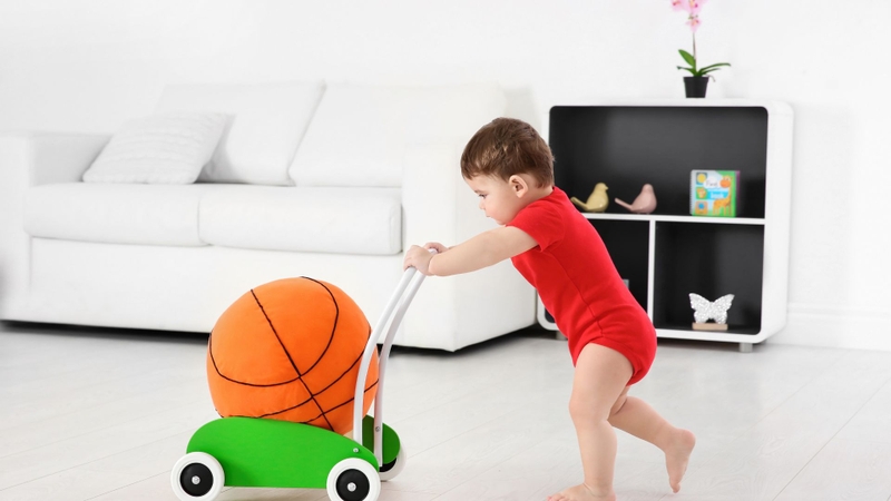 Xe tập đi bằng gỗ giúp trẻ giúp phát triển kỹ năng vận động cơ bản