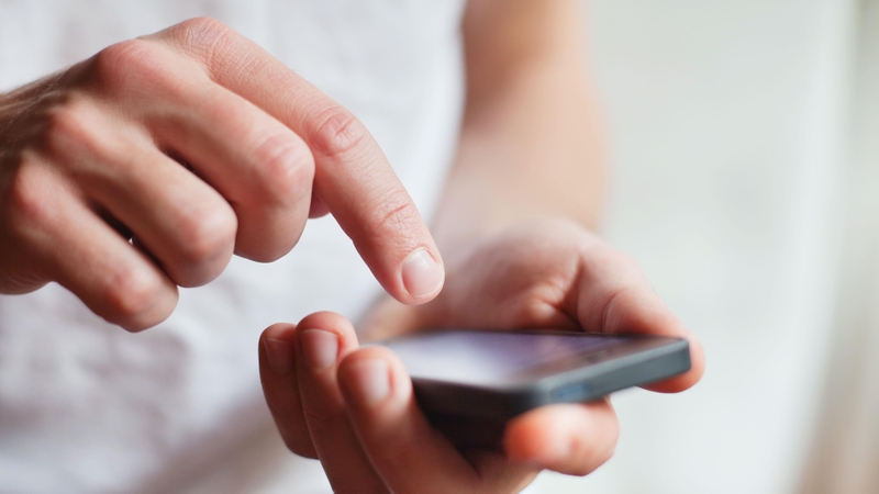 Xem điện thoại nhiều có bị lồi mắt không? 3