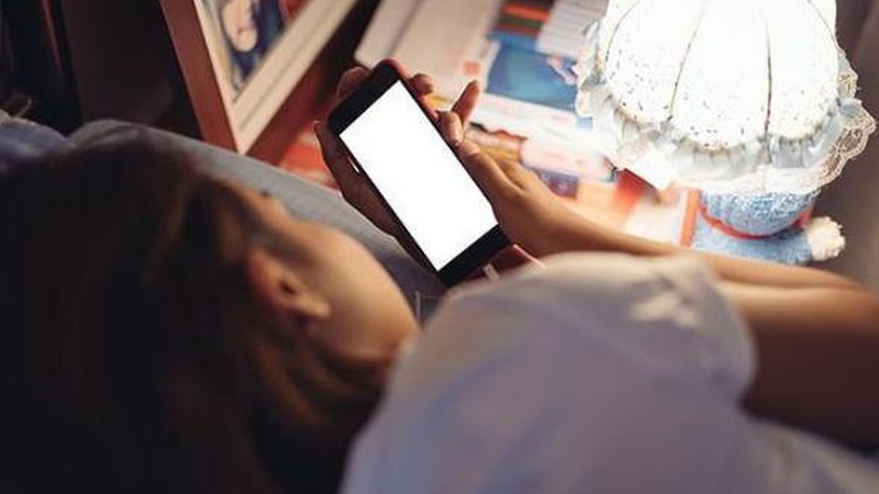 Xem điện thoại nhiều có bị lồi mắt không? 1