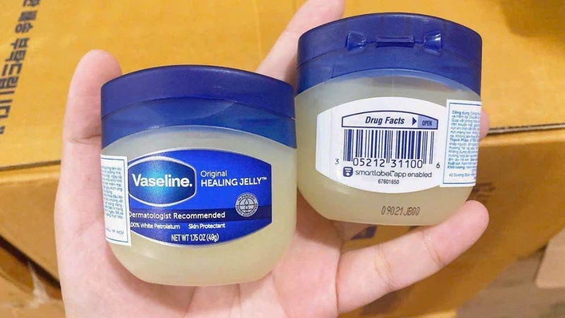 Cần xem hạn sử dụng Vaseline dưỡng môi trước khi sử dụng