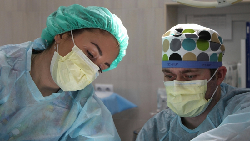 Phương pháp bơm xi măng vào thân đốt sống bị xẹp ít xâm lấn, thời gian hồi phục ngắn