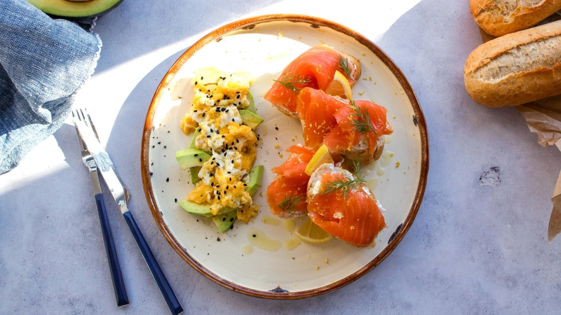 Người bệnh nên tăng cường sữa, trứng, cá hồi, rau xanh đậm trong chế độ ăn