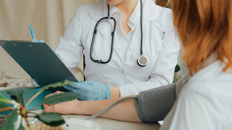 Dựa vào xét nghiệm AMH,  bác sĩ nhận định tổng quan khả năng sinh sản của phụ nữ