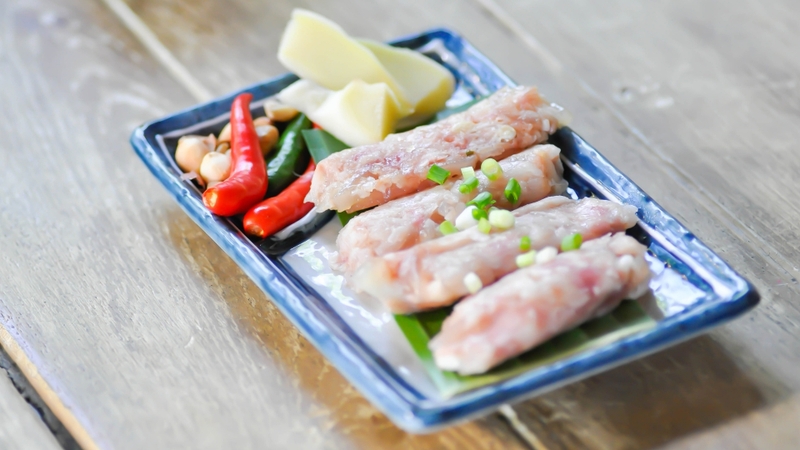 Người thường xuyên tiêu thụ thịt heo tái, nem chua nên được xét nghiệm khi có dấu hiệu bất thường