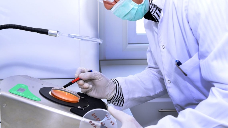 Xét nghiệm cấy mủ giúp xác định tác nhân gây nhiễm trùng trực tiếp tại ổ mủ