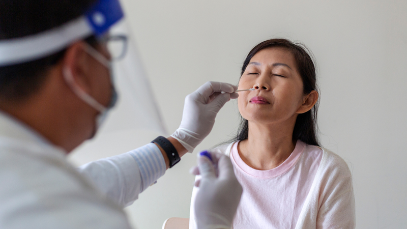 Lấy mẫu dịch tiết ở phần trước của hốc mũ