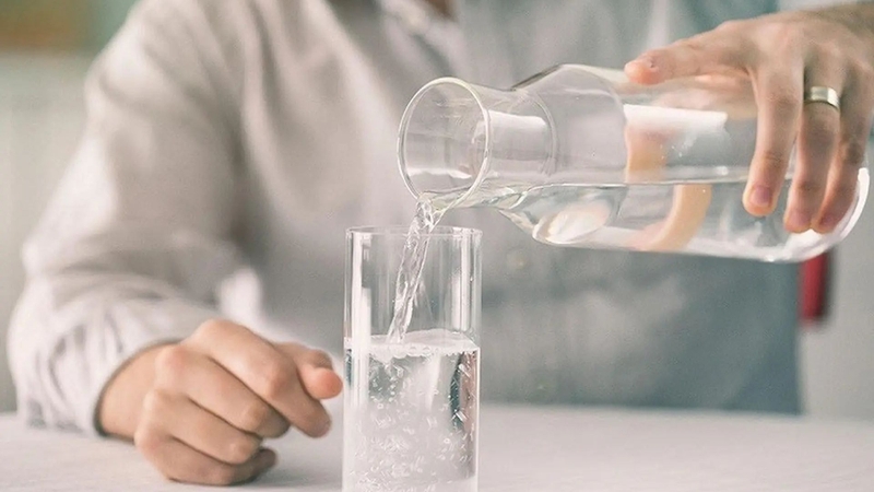 Chỉ nên uống nước lọc nếu cảm thấy khát trong quá trình nhịn ăn