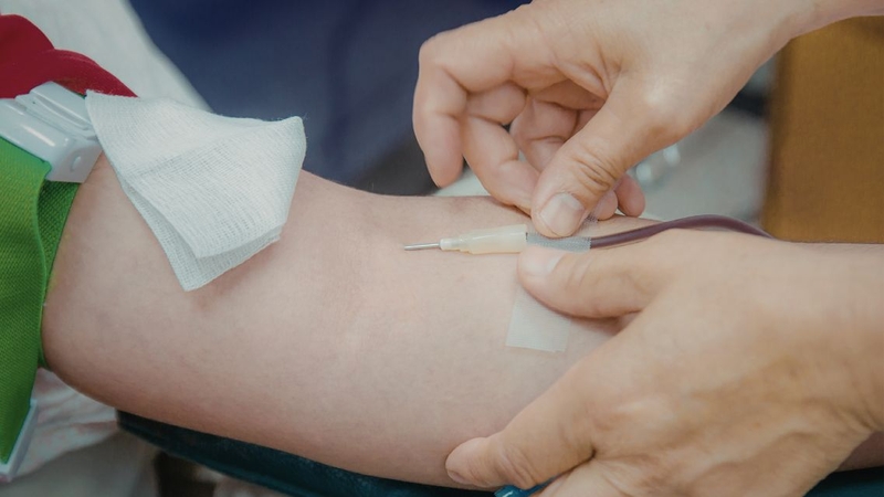 Lấy mẫu máu để thực hiện xét nghiệm FT3 đánh giá hormon tuyến giáp