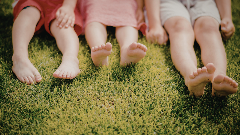 Trẻ em hay đi chân trần trên đất dễ bị nhiễm giun lươn