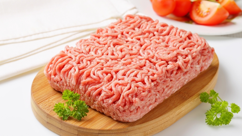 Sử dụng thực phẩm chưa được nấu chín kỹ, đặc biệt là thịt heo có nguy cơ nhiễm ấu trùng giun xoắn